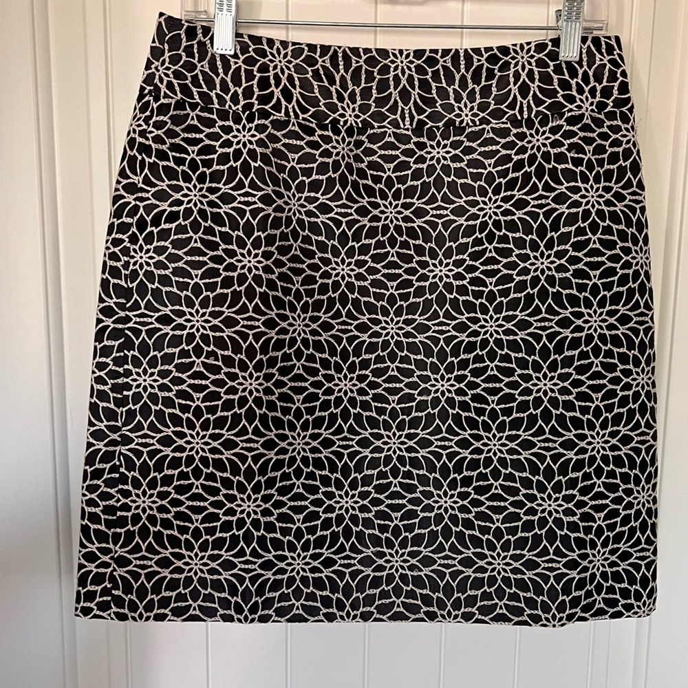 Ann Taylor Black and White Embroidered Floral Side Zipper Line Skirt, Size 8